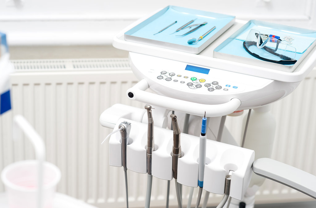 How to clean an orthodontic retainer and invisalign aligners